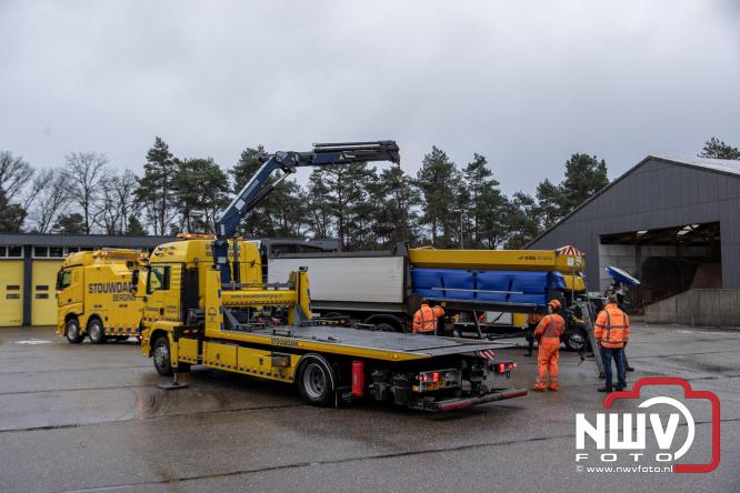 Brandweer Elburg rukt uit voor brand in strooiwagen op het terrein van Rijkswaterstaat 't Harde. - &copy; NWVFoto.nl