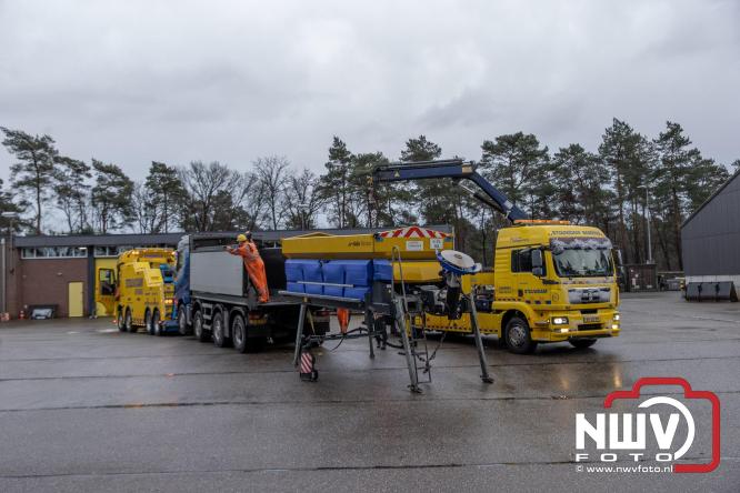 Brandweer Elburg rukt uit voor brand in strooiwagen op het terrein van Rijkswaterstaat 't Harde. - &copy; NWVFoto.nl