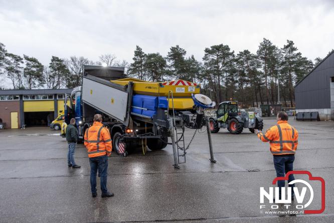 Brandweer Elburg rukt uit voor brand in strooiwagen op het terrein van Rijkswaterstaat 't Harde. - &copy; NWVFoto.nl