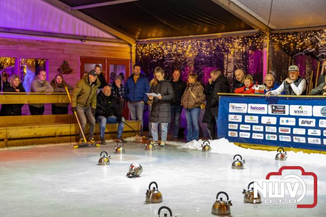 Winterfestijn Oldebroek sluit knallend af met spectaculaire Fluitketel Curlingwedstrijd met als winnaar De Knooierds. - &copy; NWVFoto.nl