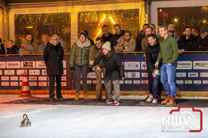 Winterfestijn Oldebroek sluit knallend af met spectaculaire Fluitketel Curlingwedstrijd met als winnaar De Knooierds. - &copy; NWVFoto.nl
