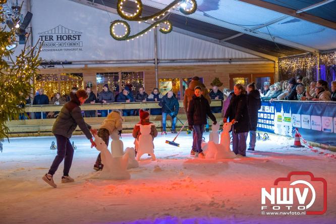 Winterfestijn Oldebroek sluit knallend af met spectaculaire Fluitketel Curlingwedstrijd met als winnaar De Knooierds. - &copy; NWVFoto.nl