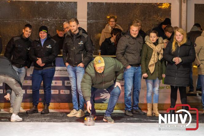 Winterfestijn Oldebroek sluit knallend af met spectaculaire Fluitketel Curlingwedstrijd met als winnaar De Knooierds. - &copy; NWVFoto.nl