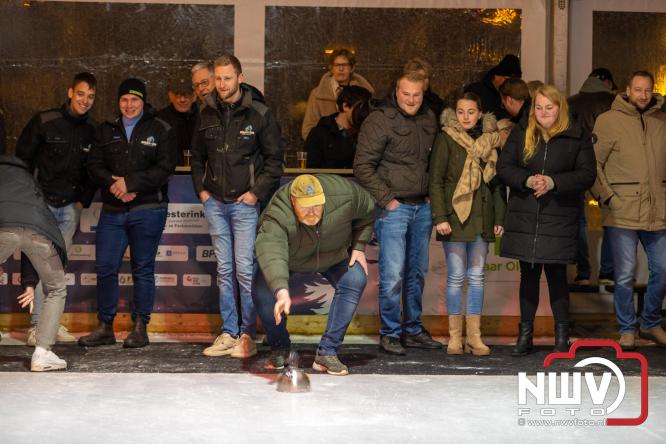 Winterfestijn Oldebroek sluit knallend af met spectaculaire Fluitketel Curlingwedstrijd met als winnaar De Knooierds. - &copy; NWVFoto.nl