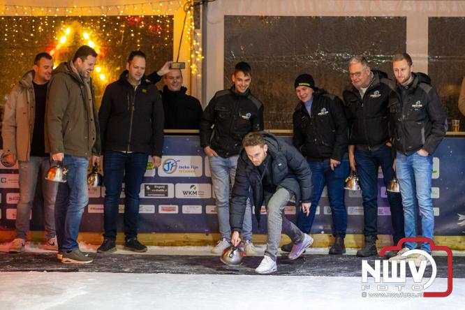Winterfestijn Oldebroek sluit knallend af met spectaculaire Fluitketel Curlingwedstrijd met als winnaar De Knooierds. - &copy; NWVFoto.nl