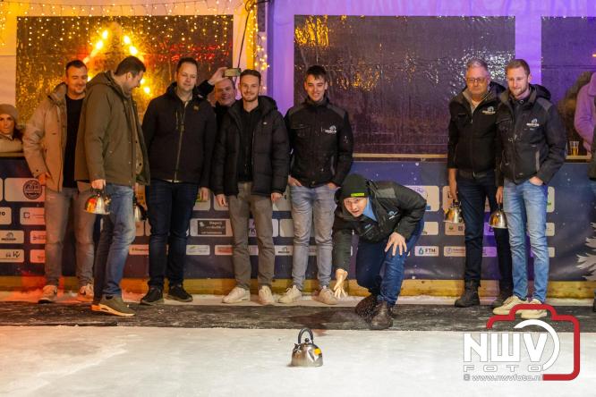 Winterfestijn Oldebroek sluit knallend af met spectaculaire Fluitketel Curlingwedstrijd met als winnaar De Knooierds. - &copy; NWVFoto.nl