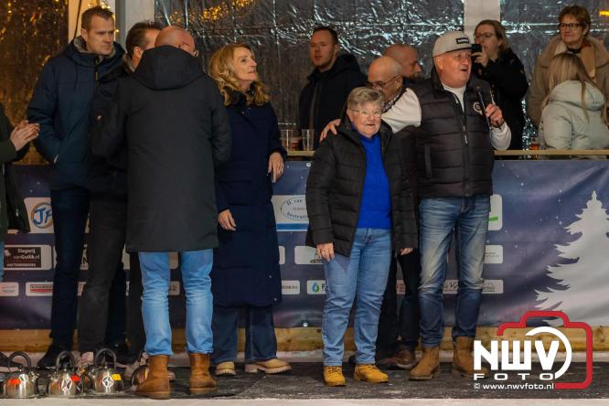 Winterfestijn Oldebroek sluit knallend af met spectaculaire Fluitketel Curlingwedstrijd met als winnaar De Knooierds. - &copy; NWVFoto.nl