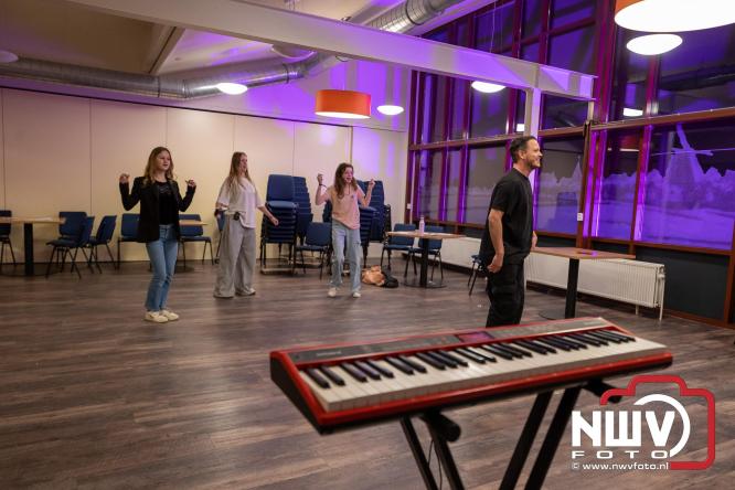 Eerste Jongerenfestival in MFC ’t Huiken Elburg direct een hit onder jongeren. - &copy; NWVFoto.nl