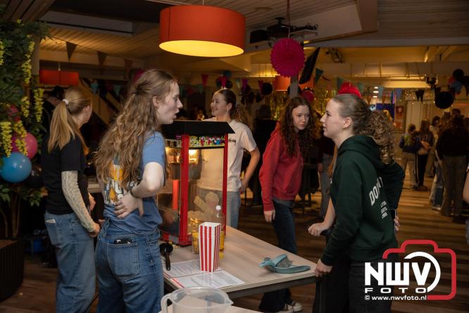 Eerste Jongerenfestival in MFC ’t Huiken Elburg direct een hit onder jongeren. - &copy; NWVFoto.nl