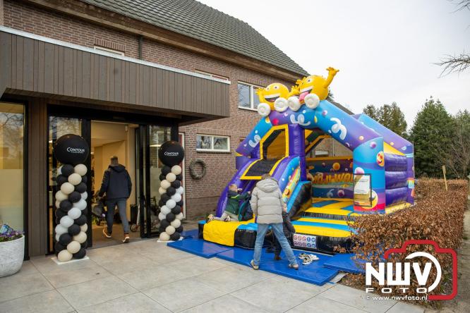 Na een grote verbouwing en uitbreiding was vrijdagmiddag de feestelijke heropening van Contour Fysiotherapie praktijk in Oldebroek. - &copy; NWVFoto.nl