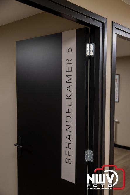 Na een grote verbouwing en uitbreiding was vrijdagmiddag de feestelijke heropening van Contour Fysiotherapie praktijk in Oldebroek. - &copy; NWVFoto.nl