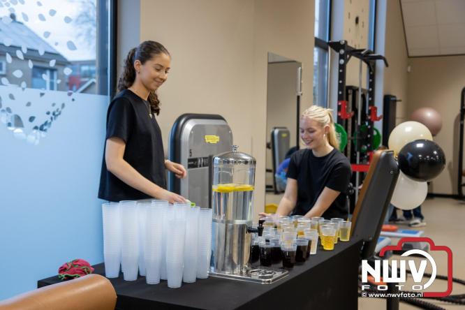 Na een grote verbouwing en uitbreiding was vrijdagmiddag de feestelijke heropening van Contour Fysiotherapie praktijk in Oldebroek. - &copy; NWVFoto.nl