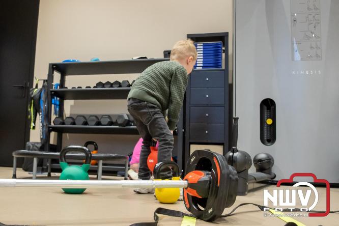 Na een grote verbouwing en uitbreiding was vrijdagmiddag de feestelijke heropening van Contour Fysiotherapie praktijk in Oldebroek. - &copy; NWVFoto.nl
