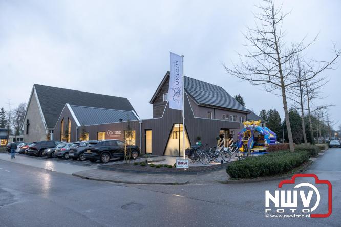 Na een grote verbouwing en uitbreiding was vrijdagmiddag de feestelijke heropening van Contour Fysiotherapie praktijk in Oldebroek. - &copy; NWVFoto.nl