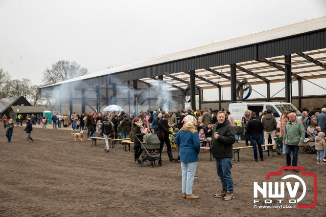 Lente,130 waterbuffels verruilen stal voor grasland, kinderen en volwassenen genieten van dit schouwspel in Doornspijk. - &copy; NWVFoto.nl