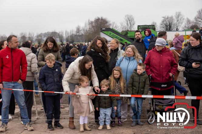 Lente,130 waterbuffels verruilen stal voor grasland, kinderen en volwassenen genieten van dit schouwspel in Doornspijk. - &copy; NWVFoto.nl