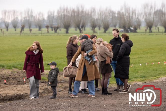 Lente,130 waterbuffels verruilen stal voor grasland, kinderen en volwassenen genieten van dit schouwspel in Doornspijk. - &copy; NWVFoto.nl