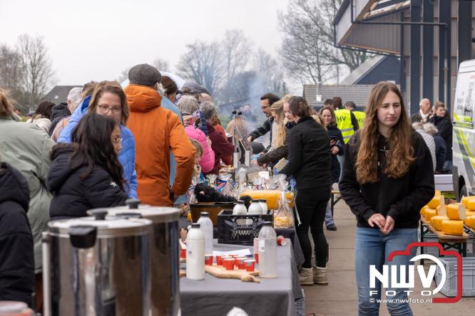 Lente,130 waterbuffels verruilen stal voor grasland, kinderen en volwassenen genieten van dit schouwspel in Doornspijk. - &copy; NWVFoto.nl