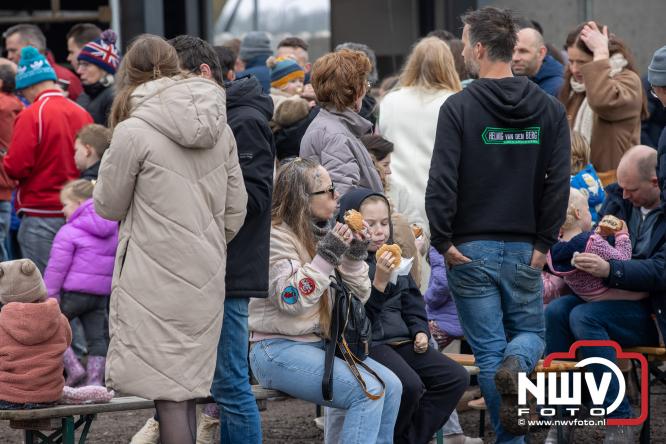 Lente,130 waterbuffels verruilen stal voor grasland, kinderen en volwassenen genieten van dit schouwspel in Doornspijk. - &copy; NWVFoto.nl