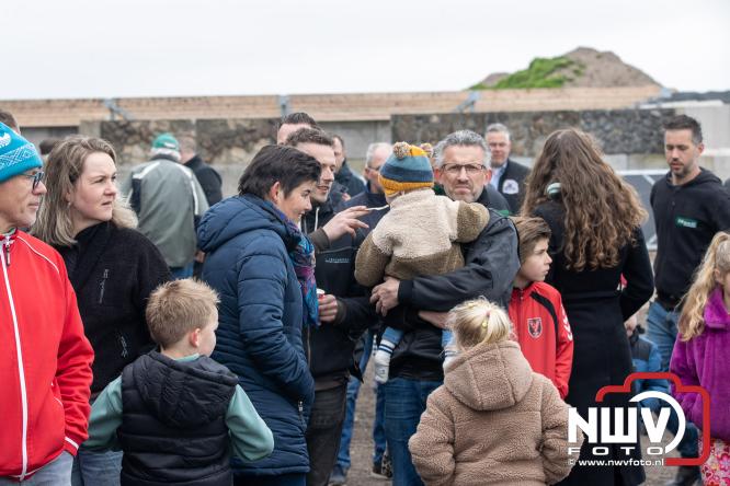 Lente,130 waterbuffels verruilen stal voor grasland, kinderen en volwassenen genieten van dit schouwspel in Doornspijk. - &copy; NWVFoto.nl