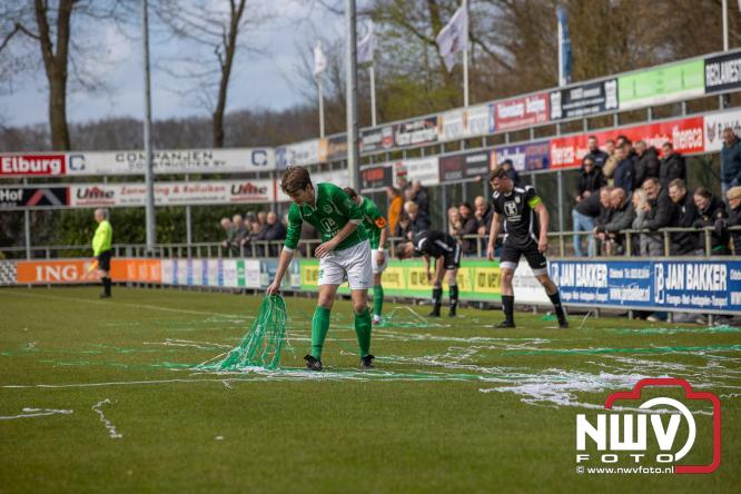 90 minuten strijd, geen beslissing: punten gedeeld in derby Owios - sv ’t Harde. - &copy; NWVFoto.nl