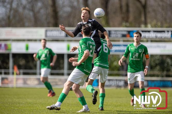 90 minuten strijd, geen beslissing: punten gedeeld in derby Owios - sv ’t Harde. - &copy; NWVFoto.nl