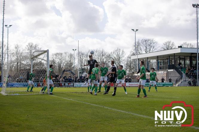 90 minuten strijd, geen beslissing: punten gedeeld in derby Owios - sv ’t Harde. - &copy; NWVFoto.nl