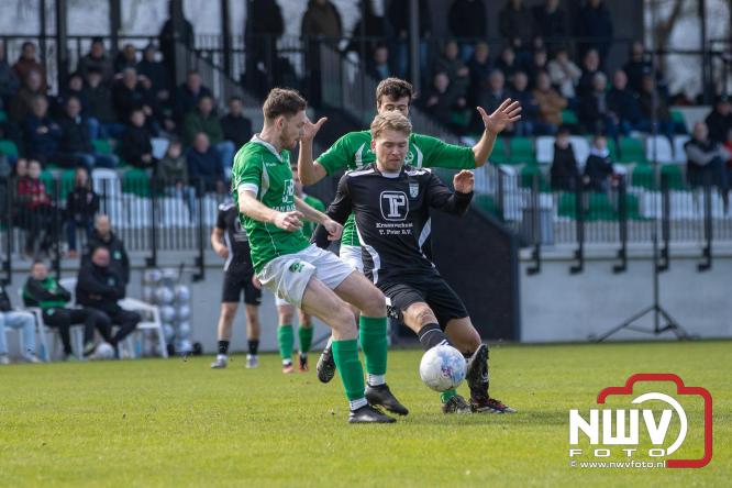 90 minuten strijd, geen beslissing: punten gedeeld in derby Owios - sv ’t Harde. - &copy; NWVFoto.nl