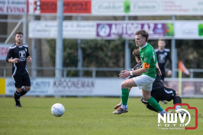 90 minuten strijd, geen beslissing: punten gedeeld in derby Owios - sv ’t Harde. - &copy; NWVFoto.nl