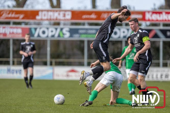 90 minuten strijd, geen beslissing: punten gedeeld in derby Owios - sv ’t Harde. - &copy; NWVFoto.nl
