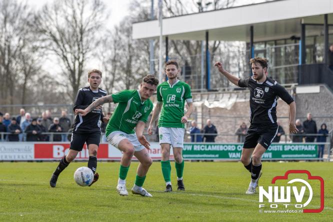 90 minuten strijd, geen beslissing: punten gedeeld in derby Owios - sv ’t Harde. - &copy; NWVFoto.nl