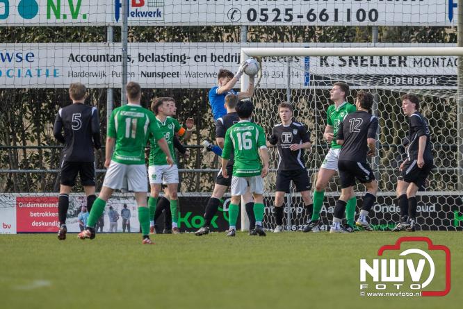 90 minuten strijd, geen beslissing: punten gedeeld in derby Owios - sv ’t Harde. - &copy; NWVFoto.nl