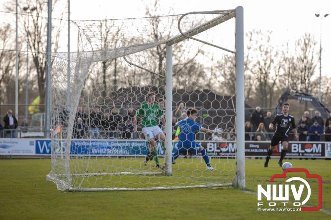 90 minuten strijd, geen beslissing: punten gedeeld in derby Owios - sv ’t Harde. - &copy; NWVFoto.nl