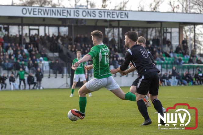90 minuten strijd, geen beslissing: punten gedeeld in derby Owios - sv ’t Harde. - &copy; NWVFoto.nl