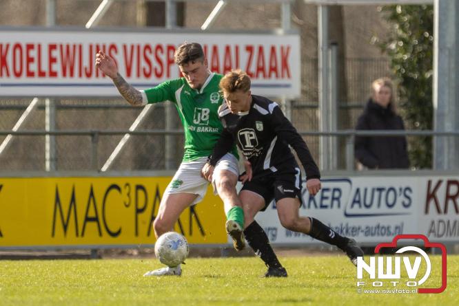 90 minuten strijd, geen beslissing: punten gedeeld in derby Owios - sv ’t Harde. - &copy; NWVFoto.nl
