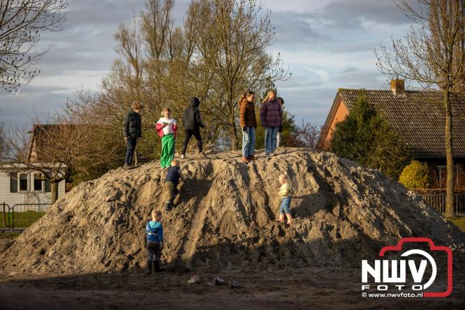 Paasvuur in Oosterwolde GLD trekt veel bezoekers uit de regio  - &copy; NWVFoto.nl