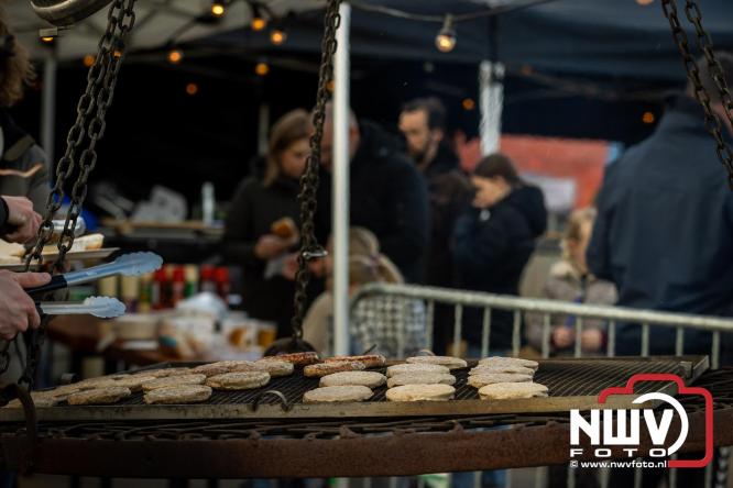 Paasvuur in Oosterwolde GLD trekt veel bezoekers uit de regio  - &copy; NWVFoto.nl