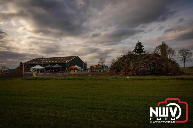 Paasvuur in Oosterwolde GLD trekt veel bezoekers uit de regio  - &copy; NWVFoto.nl