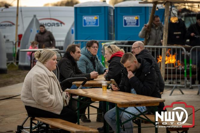 Paasvuur in Oosterwolde GLD trekt veel bezoekers uit de regio  - &copy; NWVFoto.nl