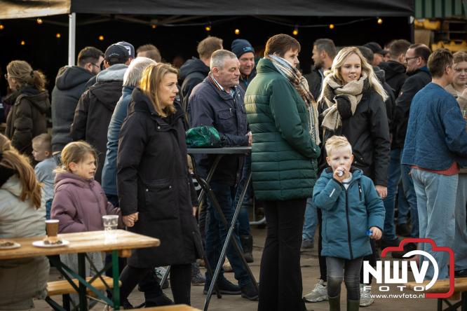 Paasvuur in Oosterwolde GLD trekt veel bezoekers uit de regio  - &copy; NWVFoto.nl