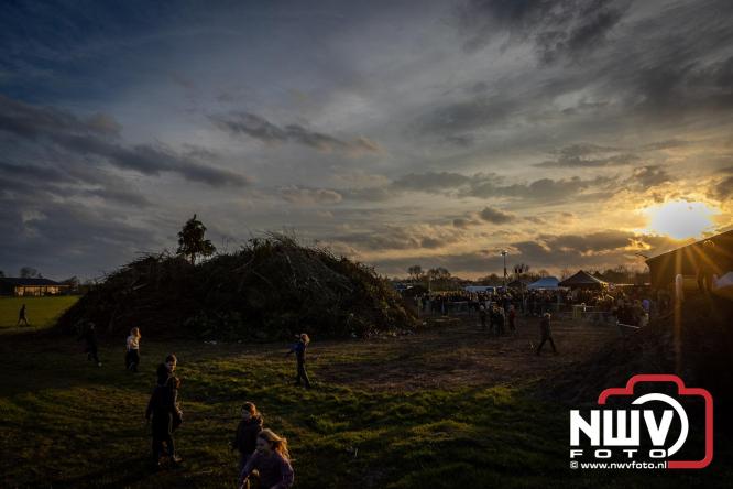 Paasvuur in Oosterwolde GLD trekt veel bezoekers uit de regio  - &copy; NWVFoto.nl