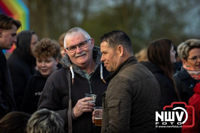 Paasvuur in Oosterwolde GLD trekt veel bezoekers uit de regio  - &copy; NWVFoto.nl