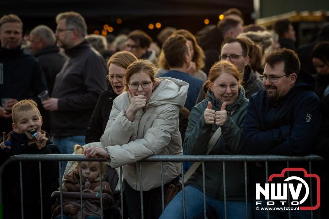 Paasvuur in Oosterwolde GLD trekt veel bezoekers uit de regio  - &copy; NWVFoto.nl