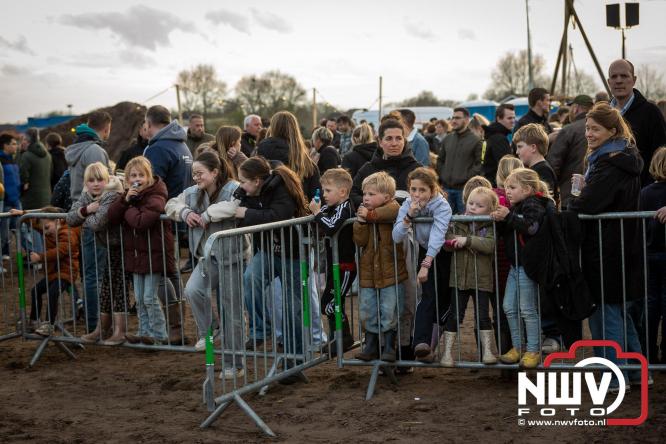 Paasvuur in Oosterwolde GLD trekt veel bezoekers uit de regio  - &copy; NWVFoto.nl