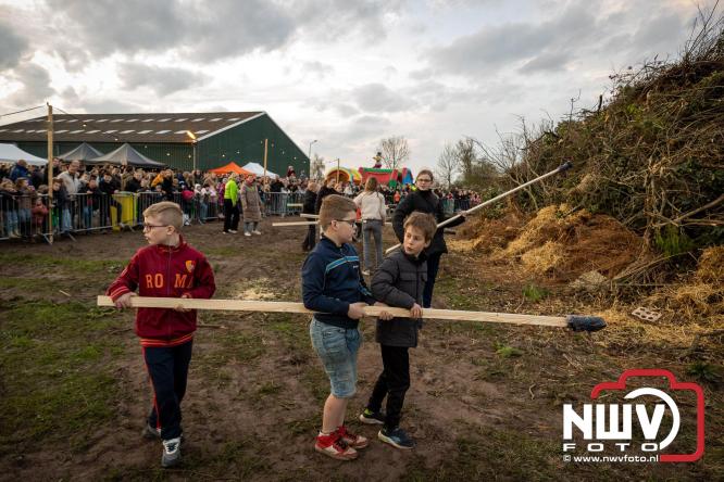 Paasvuur in Oosterwolde GLD trekt veel bezoekers uit de regio  - &copy; NWVFoto.nl