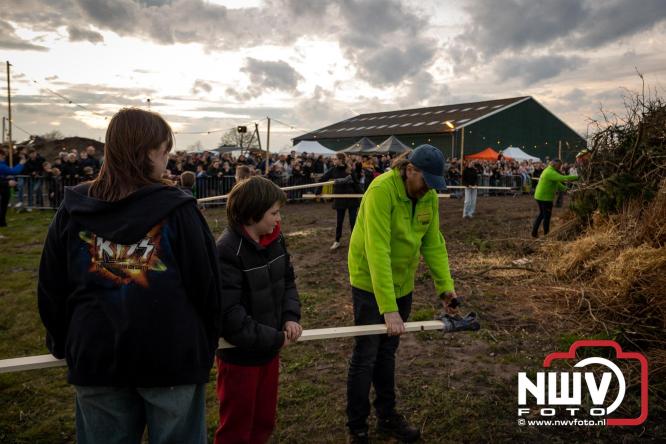 Paasvuur in Oosterwolde GLD trekt veel bezoekers uit de regio  - &copy; NWVFoto.nl