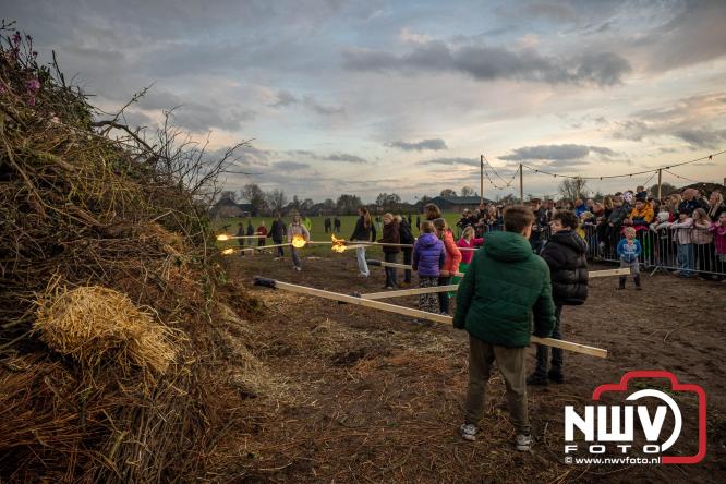 Paasvuur in Oosterwolde GLD trekt veel bezoekers uit de regio  - &copy; NWVFoto.nl