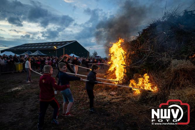 Paasvuur in Oosterwolde GLD trekt veel bezoekers uit de regio  - &copy; NWVFoto.nl