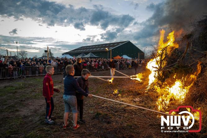 Paasvuur in Oosterwolde GLD trekt veel bezoekers uit de regio  - &copy; NWVFoto.nl