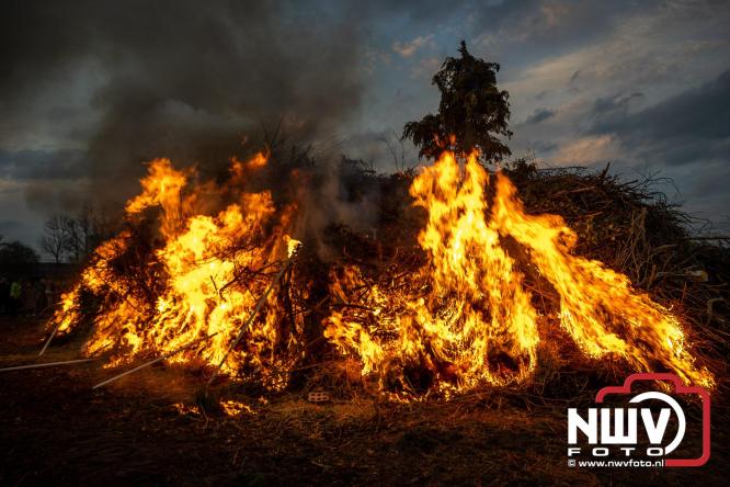 Paasvuur in Oosterwolde GLD trekt veel bezoekers uit de regio  - &copy; NWVFoto.nl